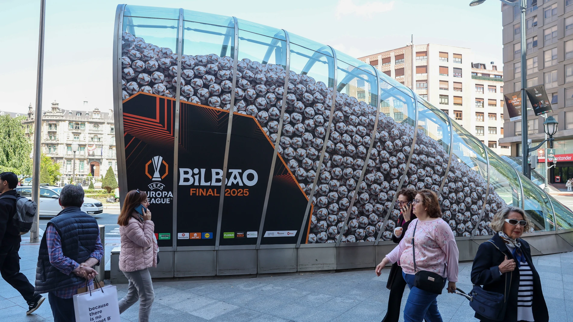 No me importaría dormir en el parque”: el enfado de los aficionados ingleses por los precios de Bilbao
