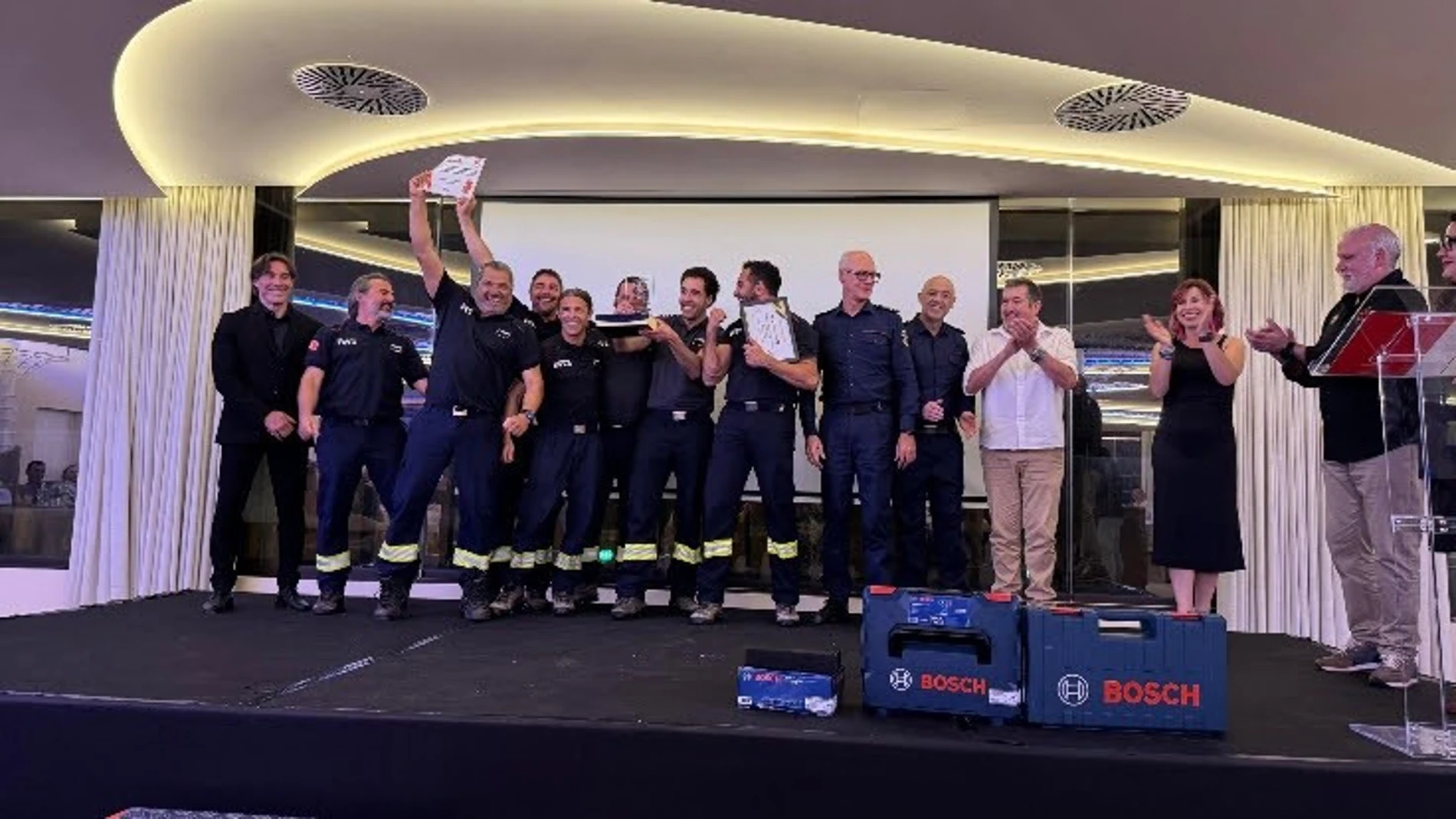 El equipo del GRAT de los Bombers de la Generalitat, recogiendo el premio como equip mejor clasificado de la general REMITIDA / HANDOUT por BOMBERS DE LA GENERALITAT Fotografía remitida a medios de comunicación exclusivamente para ilustrar la noticia a la que hace referencia la imagen, y citando la procedencia de la imagen en la firma 17/05/2025