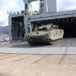 Desembarcan en Santa Cruz de Tenerife los vehículos pesados que se emplearán en el Día de las Fuerzas Armadas 2025