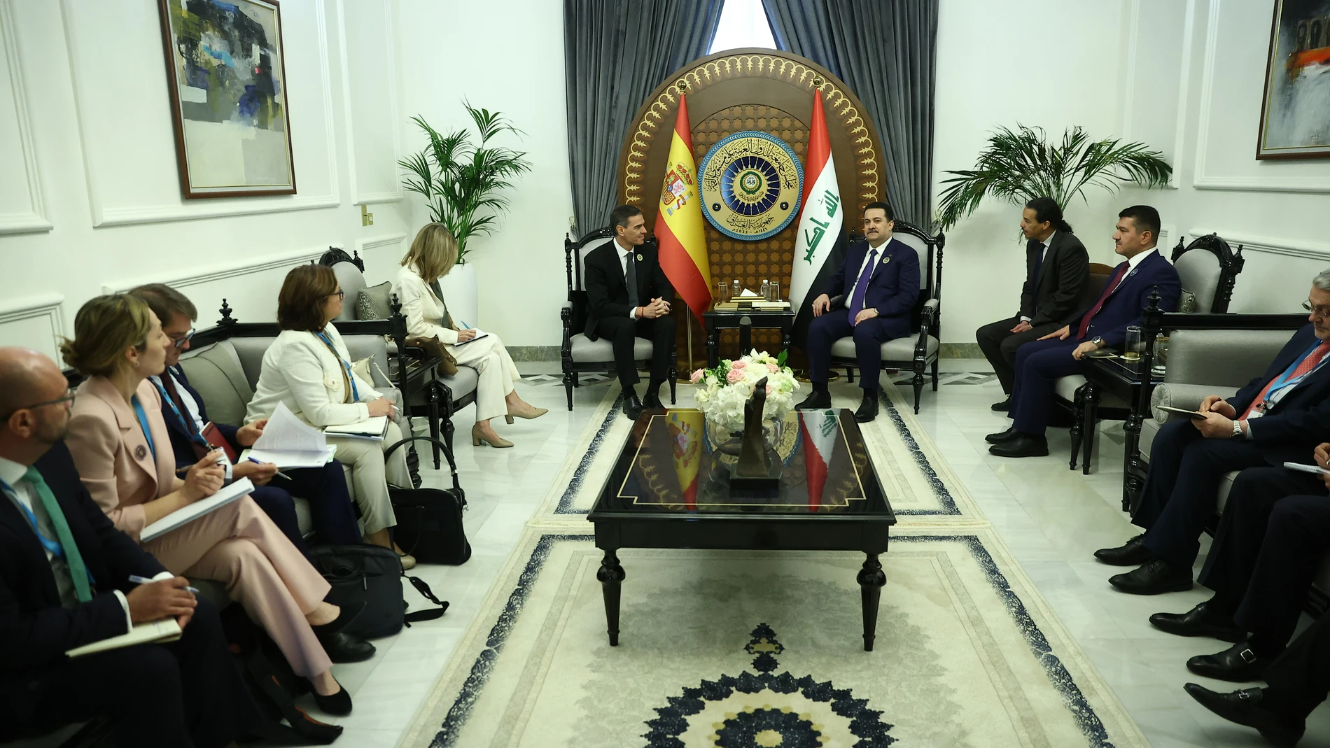 BAGDAD (IRAK), 17/05/2025.- El presidente del Gobierno español, Pedro Sánchez, se reunió este sábado se ha reunido con el primer ministro de Irak, Mohamed Shia' Al Sudani (fondo-d), durante su estancia en Bagdad para participar como invitado especial en la XXXIV Cumbre de la Liga de Estados Árabes. EFE/Moncloa/Fernando Calvo -SOLO USO EDITORIAL/SOLO DISPONIBLE PARA ILUSTRAR LA NOTICIA QUE ACOMPAÑA (CRÉDITO OBLIGATORIO)-