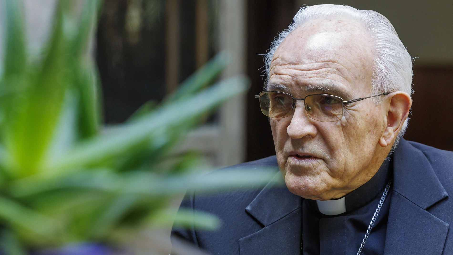 ZARAGOZA, 17/05/2025.- El aragonés que fue antecesor del Papa como obispo en Perú, Jesús Moliné, ofrece una entrevista a la agencia EFE en el Real Seminario de San Carlos, en Zaragoza. Nacido en La Puebla de Alfindén Zaragoza, Moliné coincidió con el papa León XIV en la diócesis de Chiclayo hasta 2014 y ha rememorado con EFE su labor al frente de la diócesis y su relación con el santo padre desde que arribó a tierras peruanas. EFE/Javier Cebollada