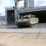 Desembarcan en Santa Cruz de Tenerife los vehículos pesados que se emplearán en el Día de las Fuerzas Armadas 2025