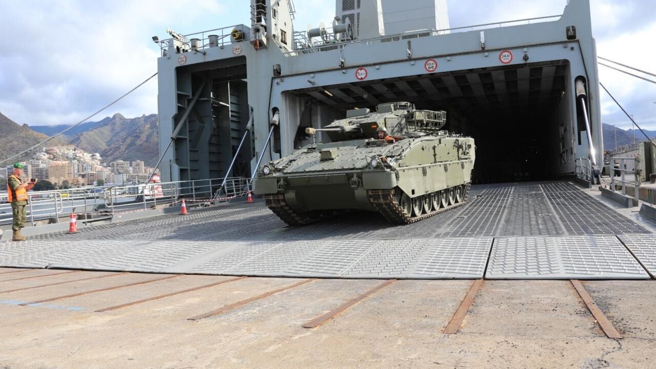 軍隊2025の日にテネリフェに到着した軍用車両は何ですか