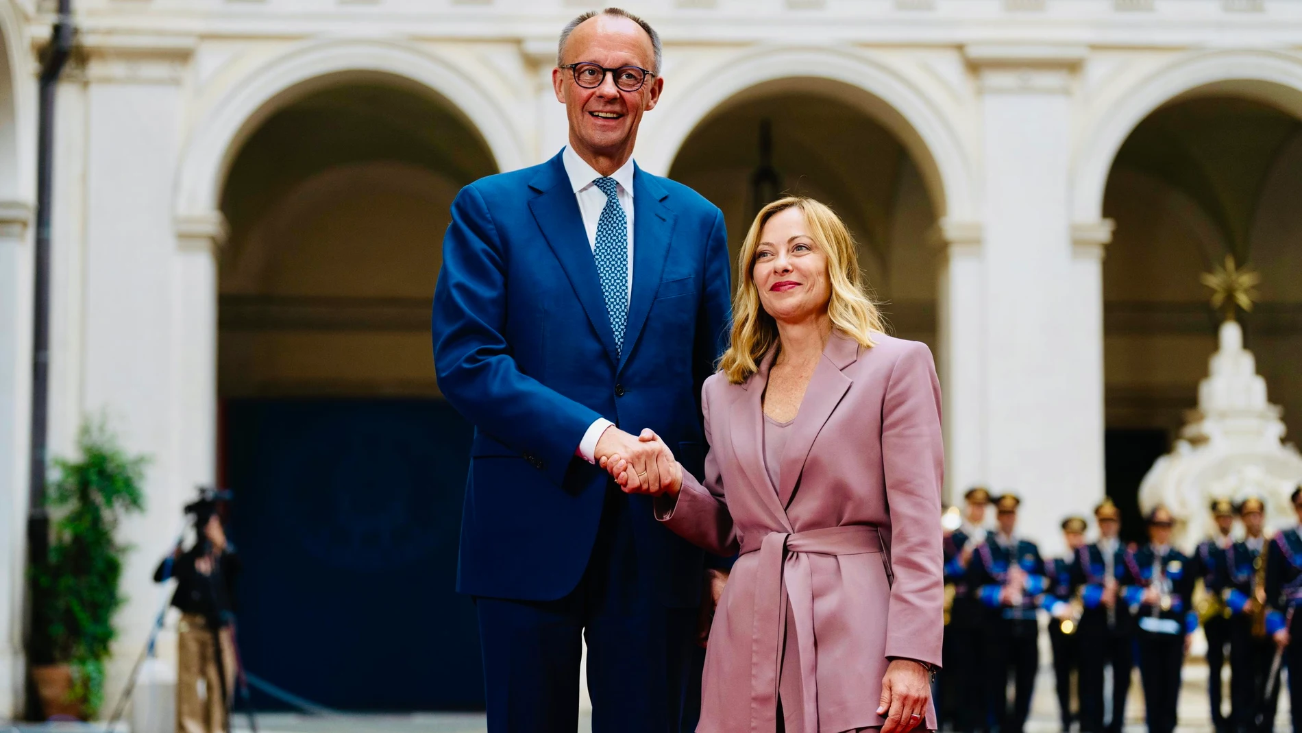 ROME (Italy), 17/05/2025.- A handout picture made available by the Chigi Palace Press Office shows Italian Prime Minister Giorgia Meloni (R) welcoming German Chancellor Friedrich Merz for a meeting at Palazzo Chigi, in Rome, Italy, 17 May 2025. (Alemania, Italia, Roma) EFE/EPA/FILIPPO ATTILI / CHIGI PALACE PRESS OFFICE / HANDOUT HANDOUT EDITORIAL USE ONLY/NO SALESHANDOUT EDITORIAL USE ONLY/NO SALES