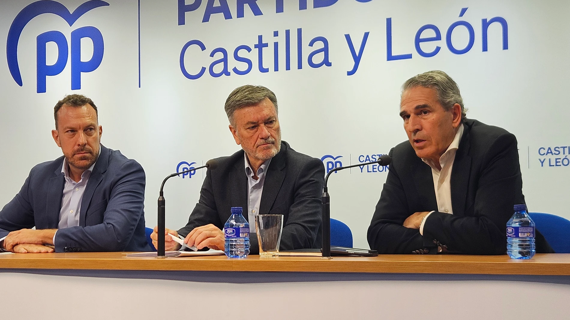 Francisco Vázquez, Héctor Palencia y Juan José Sanz Vitorio durante la rueda de prensa