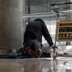 El Gobierno de Ayuso exige a Aena que filie a las personas que pernoctan en Barajas para "poder atenderles con dignidad"