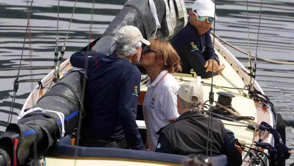 El Rey Juan Carlos da comienzo a las regatas en Sanxenxo