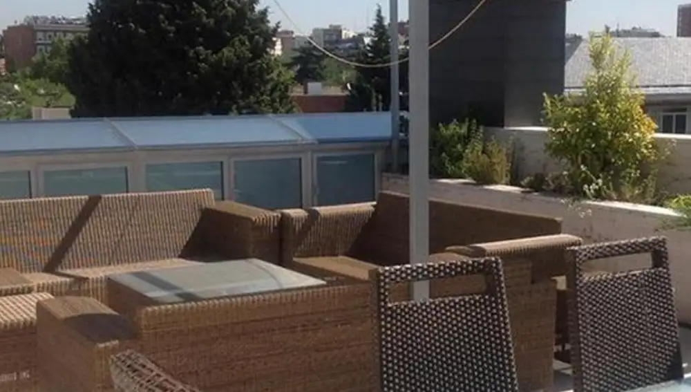 Cuenta con terraza, jardín y piscina