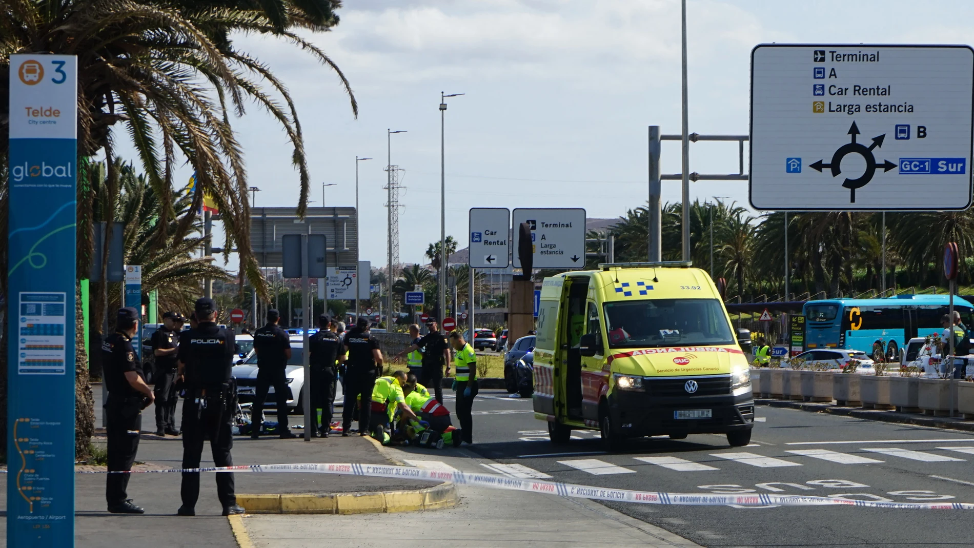 Los servicios de emergencia practican las maniobras de reanimación en el hombre abatido, en el aeropuerto de Gran Canaria, a 17 de mayo de 2025, en Las Palmas de Gran Canaria, Gran Canaria, Canarias (España). Agentes de la Policía Nacional han abatido a un individuo que, presuntamente, intentó cometer un robo con violencia utilizando un arma blanca contra un taxista en las inmediaciones del aeropuerto de Gran Canaria. Durante la intervención policial, el agresor se abalanzó sobre los agentes ...