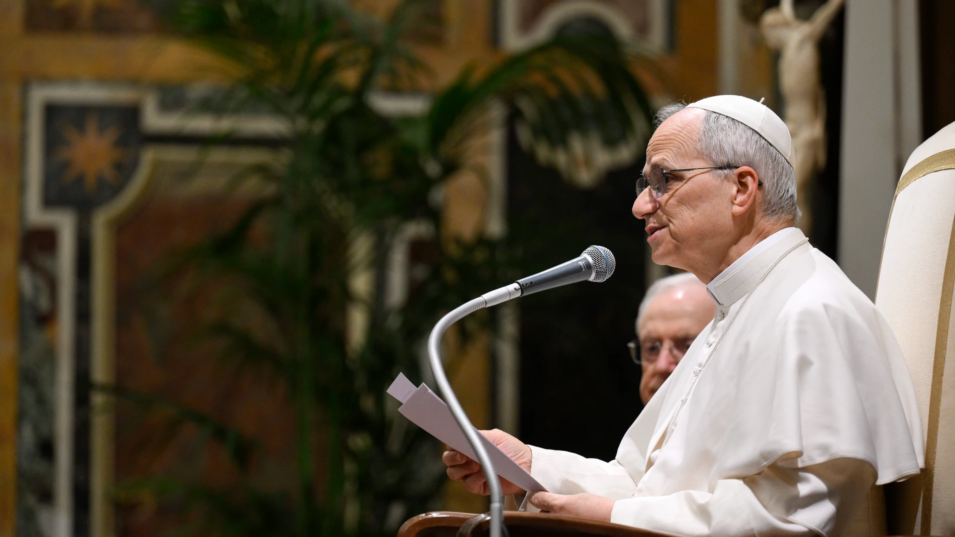 FOTODELDIA CIUDAD DEL VATICANO (VATICANO), 17/05/2025.- León XIV apeló este sábado a la doctrina social de la Iglesia "como instrumento de paz y diálogo para construir puentes de fraternidad universal", en una audiencia con miembros de la Fundación 'Centesimus Annus Pro Pontifice' en la Sala Clementina del Palacio Apostólico del Vaticano. EFE/ Dicasterio para la Comunicación del Vaticano / Elisabetta Trevisan / SOLO USO EDITORIAL/SOLO DISPONIBLE PARA ILUSTRAR LA NOTICIA QUE ACOMPAÑA (CRÉDITO ...