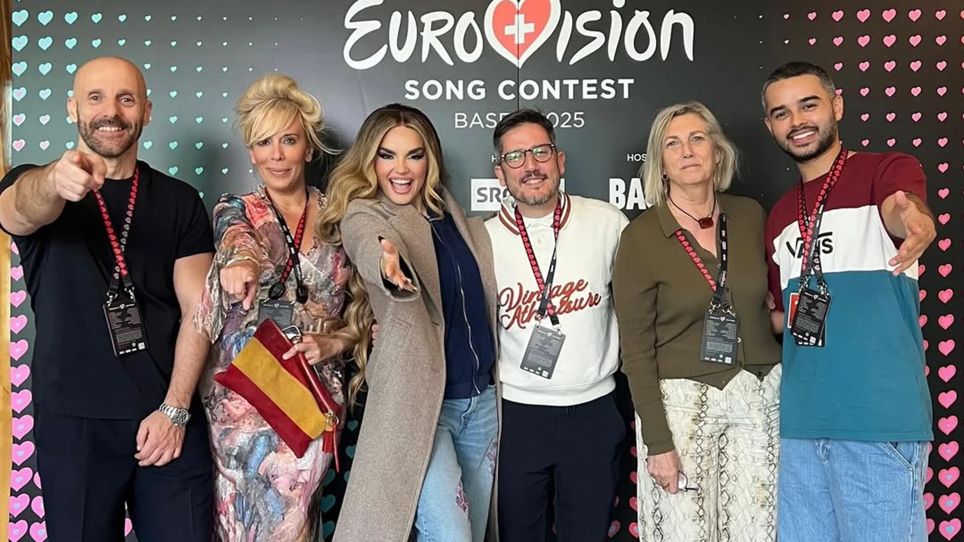 Melody con vaqueros de flores horas previas a la final de Eurovisión 2025.