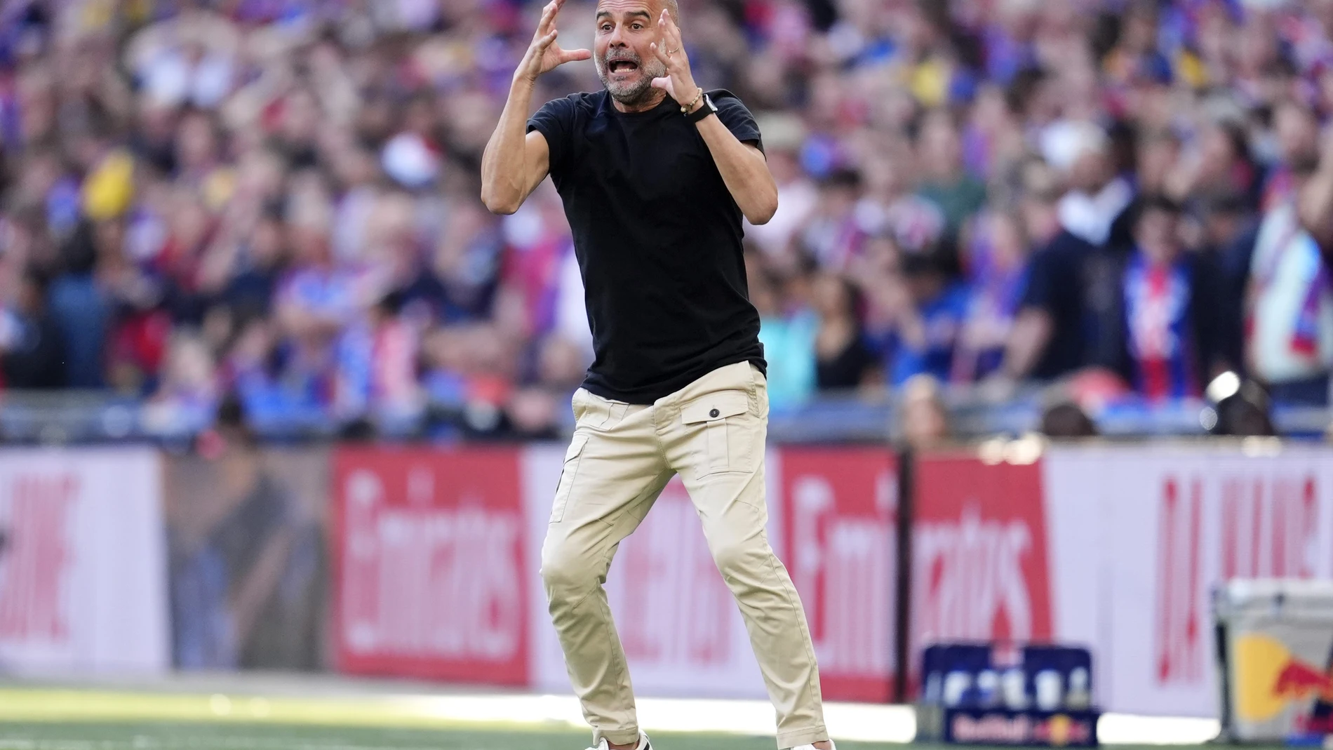 17 May 2025, United Kingdom, London: Manchester City manager Pep Guardiola gestures on the touchline during the English FA Cup final soccer match between Manchester City and Crystal Palace at Wembley Stadium. Photo: Nick Potts/PA Wire/dpa 17/05/2025 ONLY FOR USE IN SPAIN