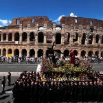 El Nazareno desfila ante el Coliseo de Roma