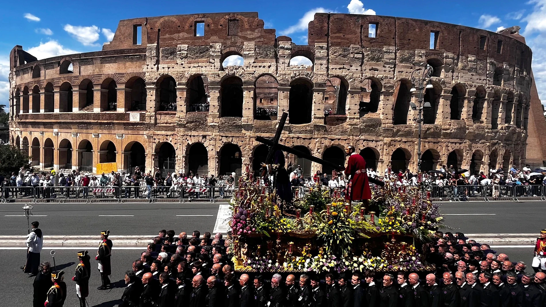 El Nazareno desfila ante el Coliseo de Roma