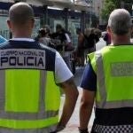 Un agente de Policía Nacional y otro de Policía Local en el dispositivo conjunto que llevan a cabo en el distrito Centro de Palma