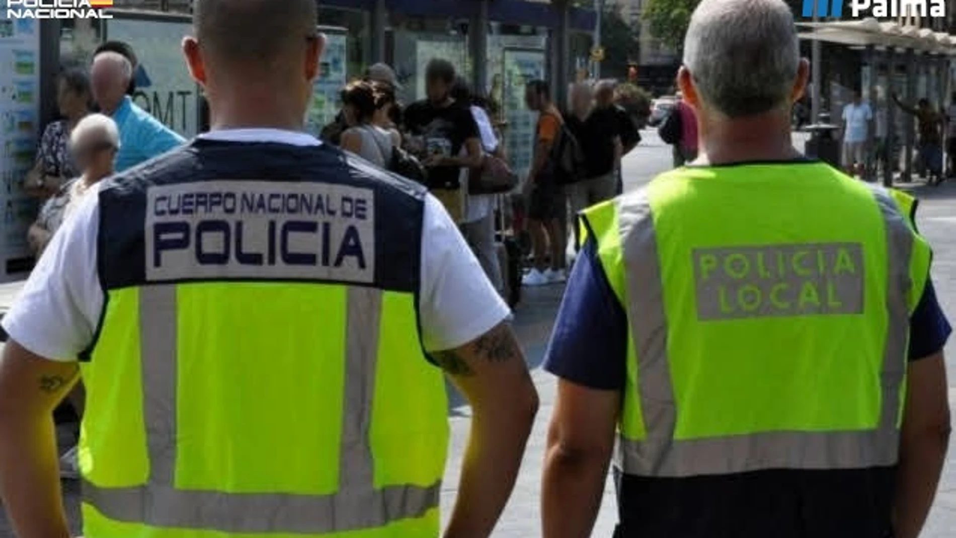 Un agente de Policía Nacional y otro de Policía Local en el dispositivo conjunto que llevan a cabo en el distrito Centro de Palma REMITIDA / HANDOUT por POLICÍA NACIONAL/POLICÍA LOCAL DE PALMA Fotografía remitida a medios de comunicación exclusivamente para ilustrar la noticia a la que hace referencia la imagen, y citando la procedencia de la imagen en la firma 17/05/2025