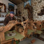 En Villabellaco, Herminio Revilla, un artista de 82 años, ha dedicado su vida a tallar el alma de la Montaña Palentina, pero su legado enfrenta el silencio de un relevo que no llega