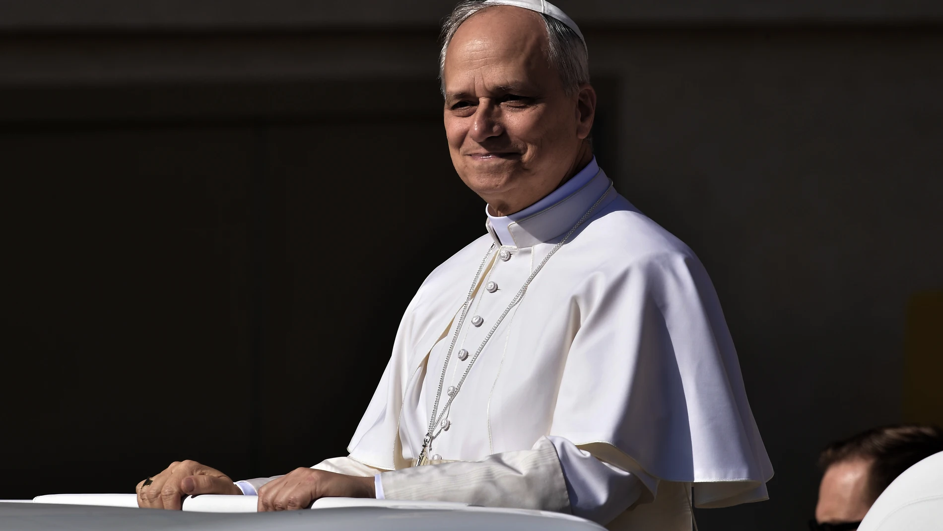 El Papa León XIV recorre la plaza de San Pedro en Papamóvil por primera vez antes de la misa de inicio de su Pontificado, a 17 de mayo de 2025, en Ciudad del Vaticano. Con esta ceremonia se marca el inicio del ministerio petrino del estadounidense Robert Prevost, el Papa León XIV. Prevost se convierte así en el 267 Pontífice de la Iglesia tras el fallecimiento el pasado 21 de abril del Papa Francisco. Se espera la presencia de más de 150 delegaciones internacionales y cerca de 200.000 fieles....