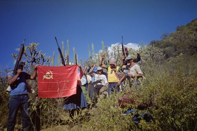 Sendero Luminoso con una bandera comunista en 1991