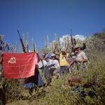 Sendero Luminoso con una bandera comunista en 1991
