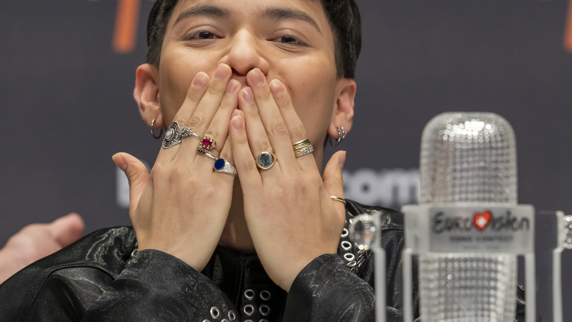 BASEL (Switzerland), 17/05/2025.- JJ (Johannes Pietsch) of Austria gestures with the trophy during a press conference after winning the 2025 Eurovision Song Contest with the song 'Wasted Love' in Basel, Switzerland, 18 May 2025. (Suiza, Basilea) EFE/EPA/GEORGIOS KEFALAS