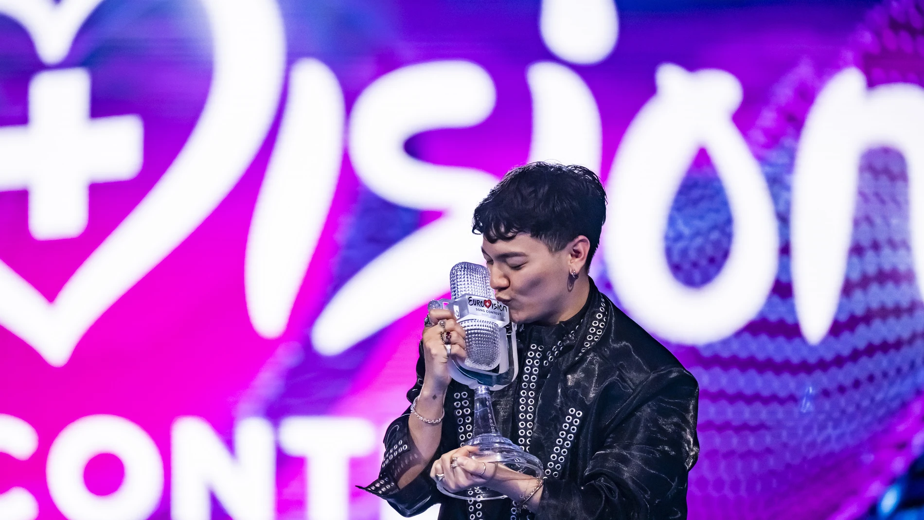 BASEL (Switzerland), 18/05/2025.- Austria's JJ as the winner kisses the trophy at the conclusion of the 69th Eurovision Song Contest in Basel, Switzerland, 17 May 2025. (Suiza, Basilea) EFE/EPA/GEORGIOS KEFALAS
