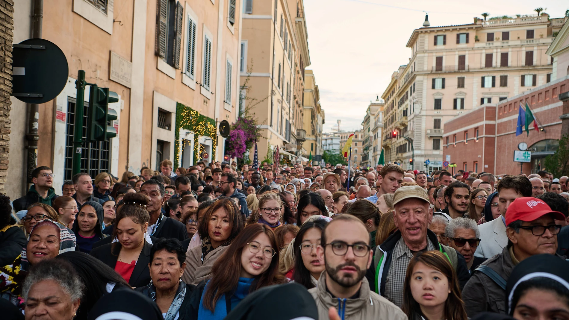 Vatican City (Vatican City State (Holy See)), 18/05/2025.- Worshippers attend the Inauguration Mass of Pope Leo XIV at St Peter's Square in Vatican City, 18 May 2025. (Papa) EFE/EPA/FLAVIO BRANCALEONE AUSTRALIA AND NEW ZEALAND OUT