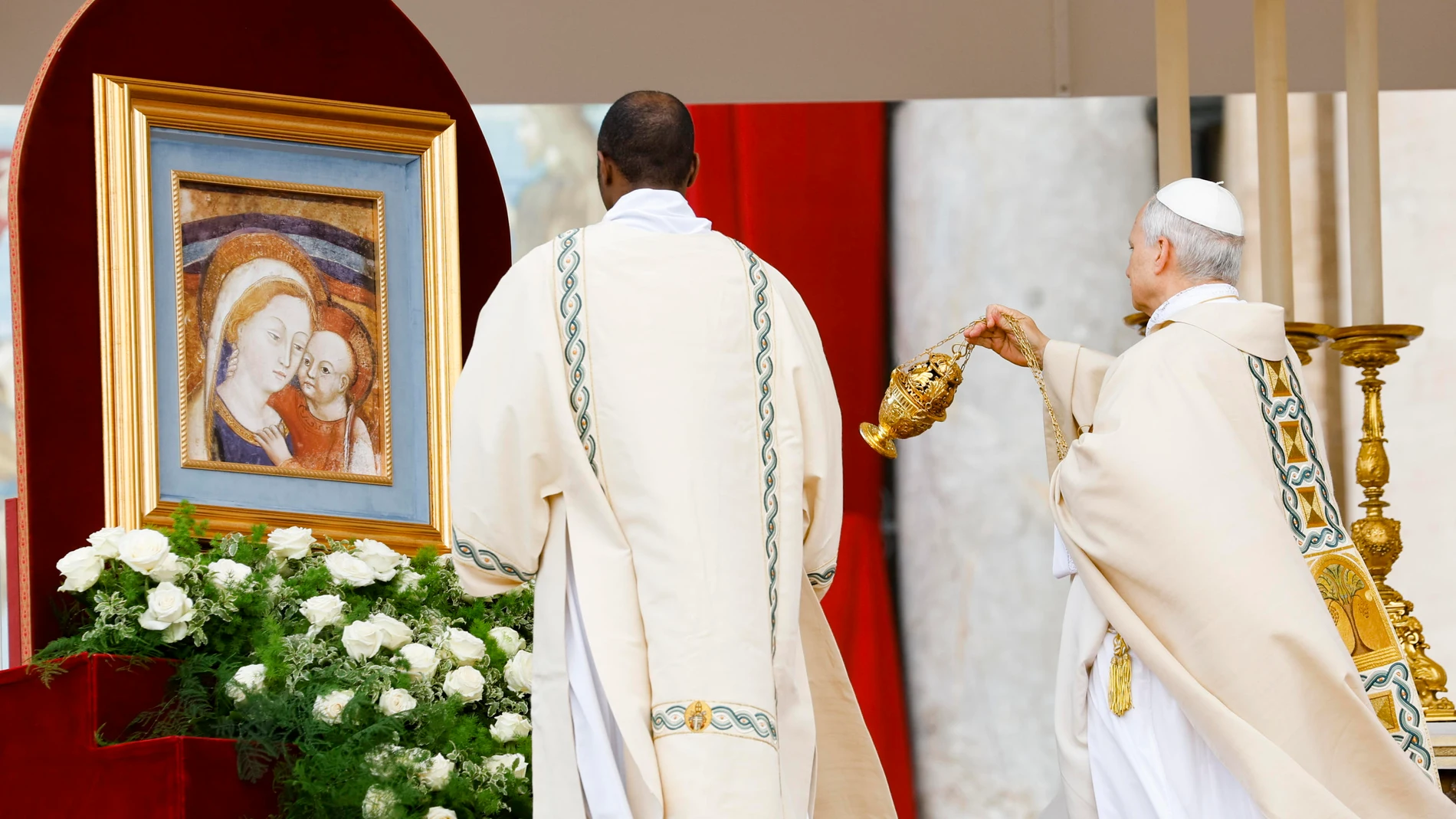 Vatican City (Vatican City State (Holy See)), 18/05/2025.- Pope Leo XIV (R) leads the Holy Mass for the beginning of his pontificate, in St. Peter's Square, Vatican City, 18 May 2025. (Papa) EFE/EPA/FABIO FRUSTACI