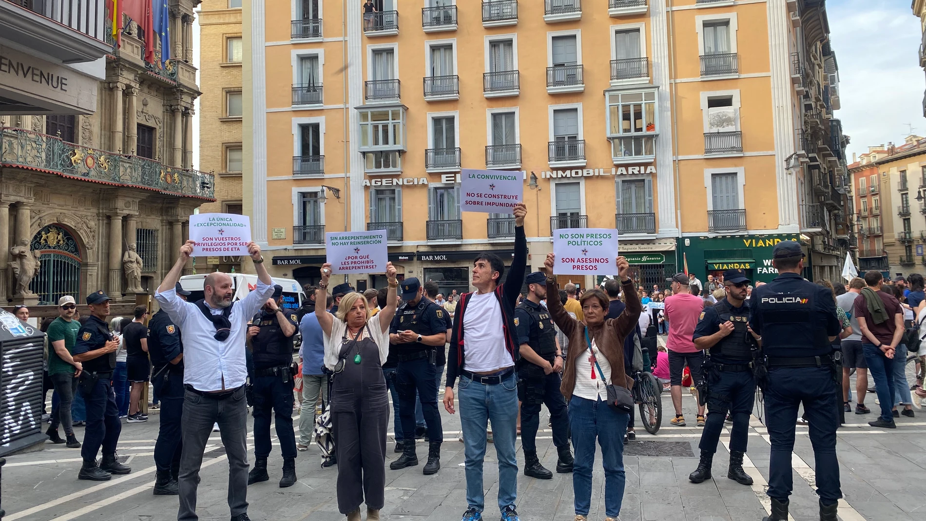 La presidenta de Covite, Consuelo Ordóñez junto con tres víctimas del terrorismo irrumpe en una manifestación de SARE.