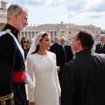 La Reina Letizia, de blanco en la misa de inicio del ministerio petrino del Papa León XIV