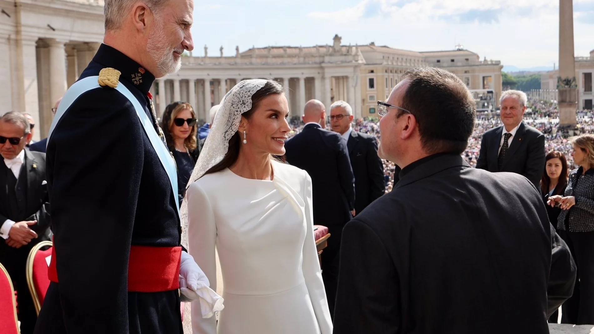 La Reina Letizia, de blanco en la misa de inicio del ministerio petrino del Papa León XIV