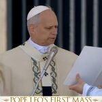 Pantallazos de distintos medios de comunicación durante la misa del inicio del pontificado de el papa León XIV en la plaza de San Pedro en el Vaticano.