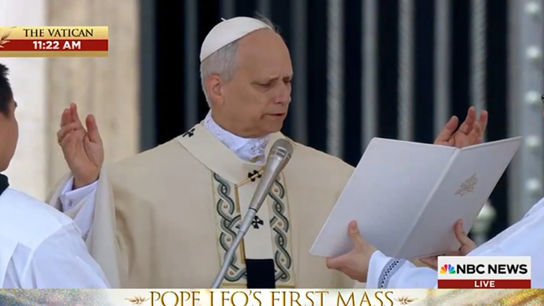 Pantallazos de distintos medios de comunicación durante la misa del inicio del pontificado de el papa León XIV en la plaza de San Pedro en el Vaticano.