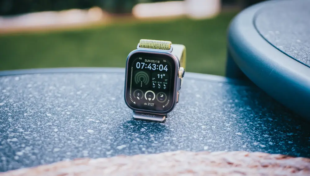 La pantalla, capaz de alcanzar los 3000 nits de brillo, es uno de los puntos fuertes del reloj