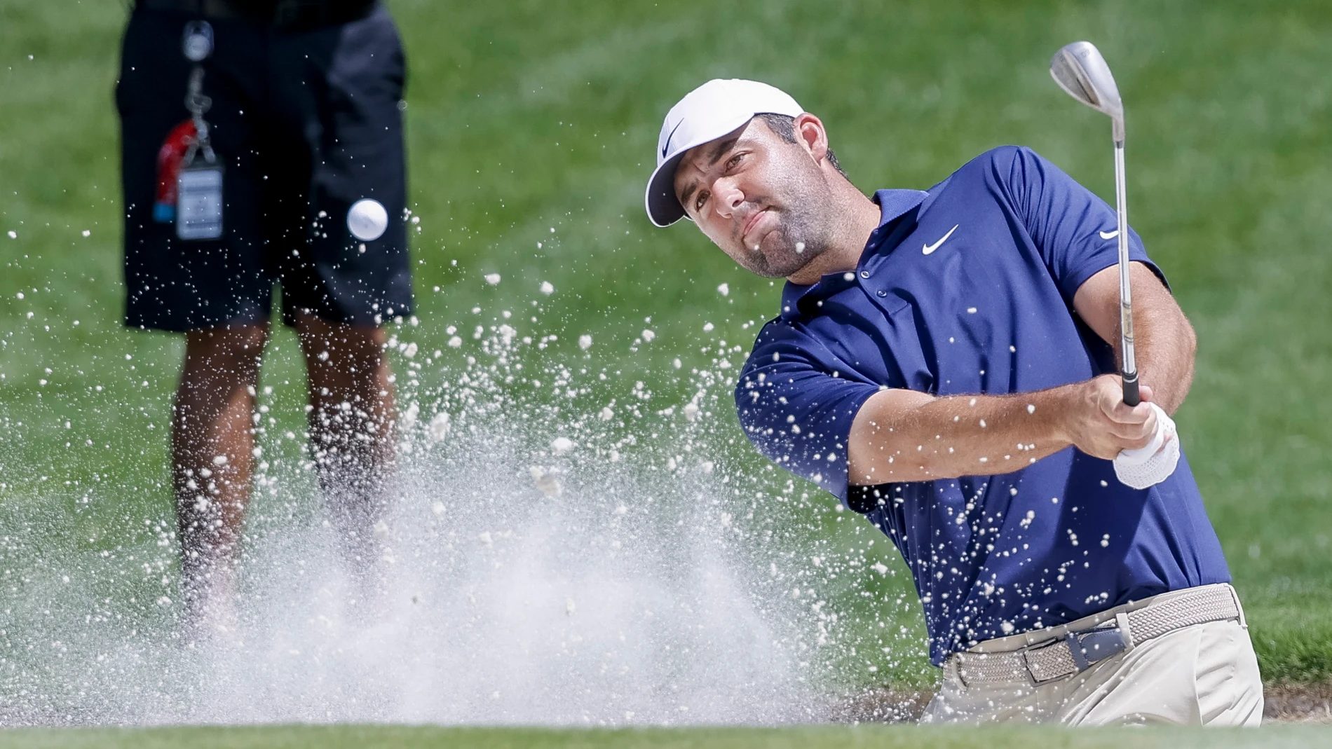 CHARLOTTE (United States), 18/05/2025.- Scottie Scheffler of the US hits out of the sand on the 1st hole during the final round of the 2025 PGA Championship golf tournament at the Quail Hollow Club in Charlotte, North Carolina, USA, 18 May 2025. EFE/EPA/ERIK S. LESSER