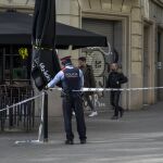  Un agente acordona la zona donde se encontró un cadáver en un contenedor del centro de Barcelona