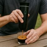 69% de descuento en la cafetera portátil que te permite hacer café hasta en el metro