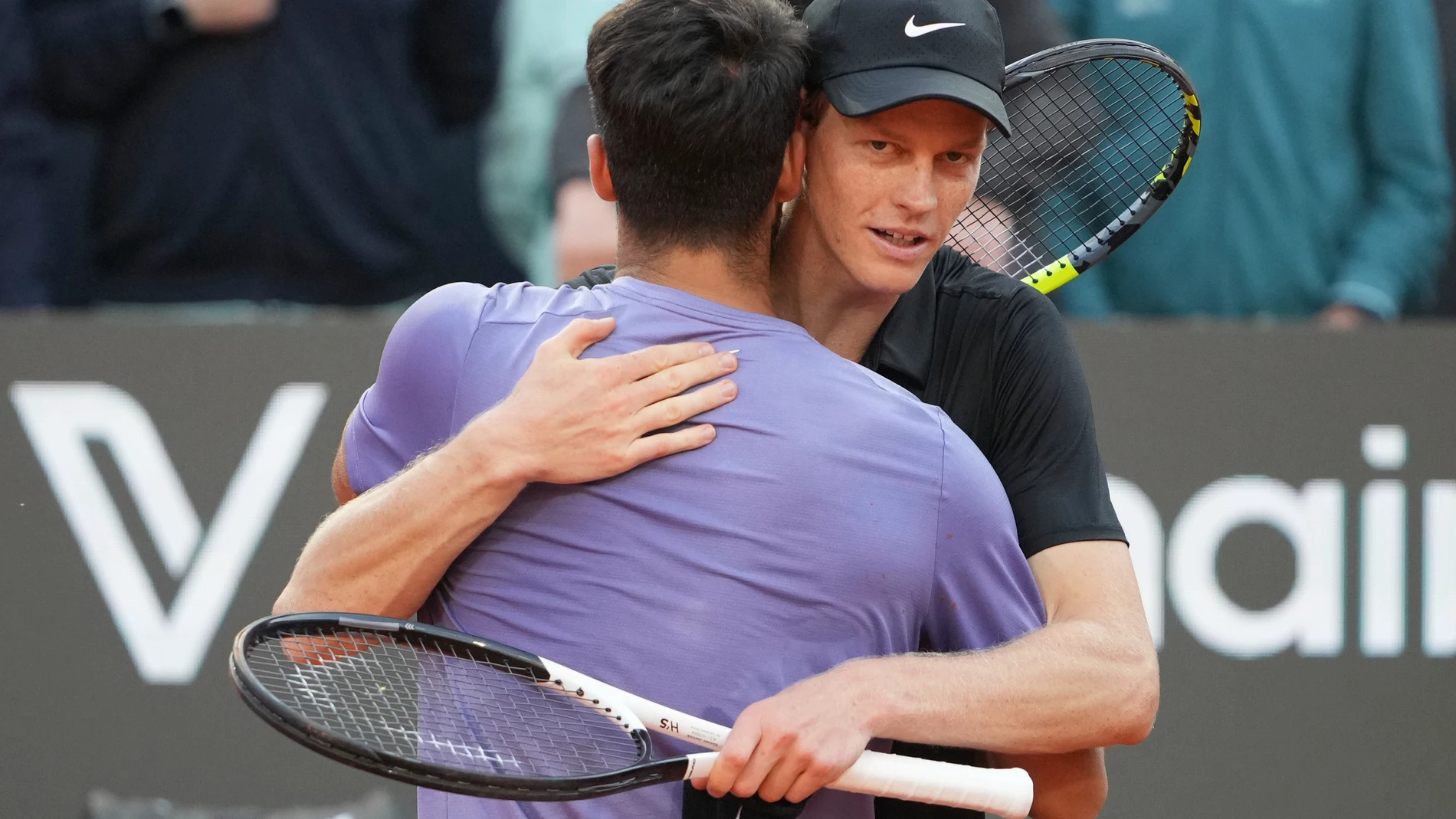 Jannik Sinner of Italy, back, embraces to Carlos Alcaraz of Spain during their final tennis match in the Italian Open at the Foro Italico in Rome, Sunday, May 18, 2025. (AP Photo/Alessandra Tarantino)
