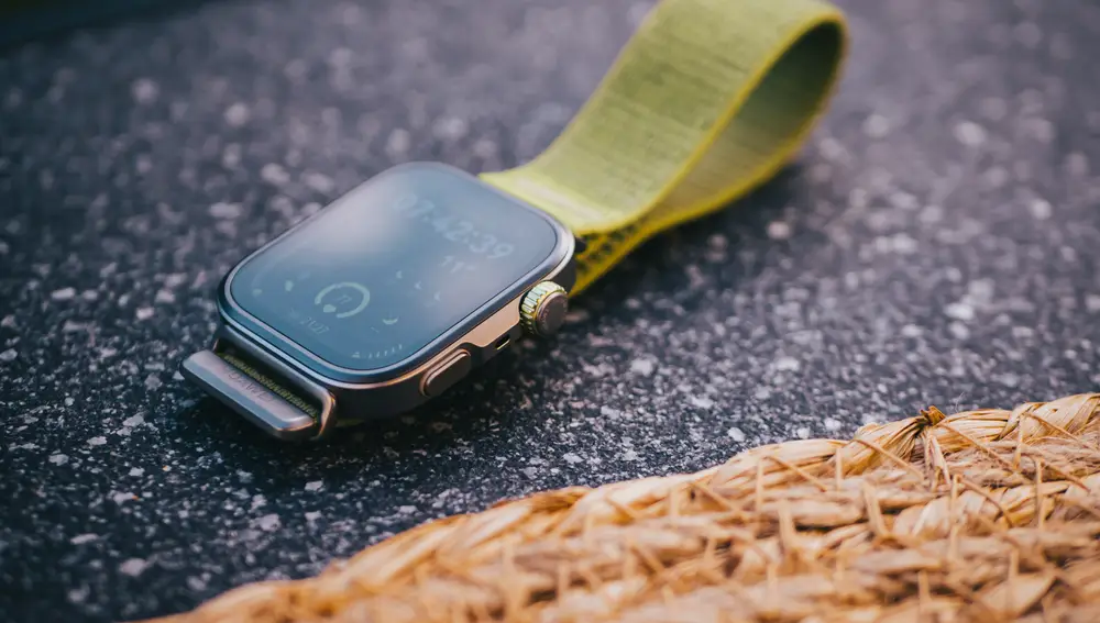 Alrededor de la pantalla, HUAWEI ha integrado un marco de titanio que aporta más resistencia al conjunto