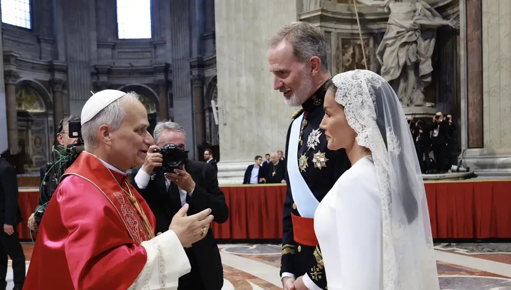 Los Reyes de España, Felipe VI y Letizia, conversan con el papa León XIV, tras finalizar la misa del inicio del pontificado este domingo en la plaza de San Pedro en el Vaticano