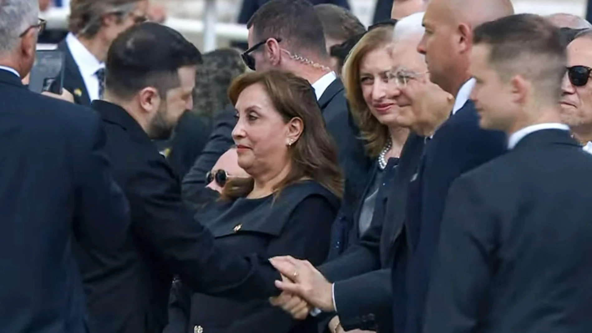 CIUDAD DEL VATICANO (VATICANO), 18/05/2025.- El presidente de Italia, Sergio Mattarella (c-d) saluda al presidente ucraniano Volodímir Zelenski (c-i) a la llegada de las autoridades para asistir a la misa del inicio del pontificado del papa León XIV este domingo en la plaza de San Pedro en el Vaticano. EFE/Captura de video de la señal Vatican Media / SOLO USO EDITORIAL/SOLO DISPONIBLE PARA ILUSTRAR LA NOTICIA QUE ACOMPAÑA (CRÉDITO OBLIGATORIO) / MÁXIMA CALIDAD DISPONIBLE