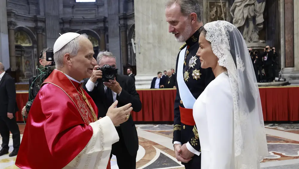 Los Reyes de España, Felipe VI y Letizia, conversan con el papa León XIV, tras finalizar la misa del inicio del pontificado este domingo en la plaza de San Pedro en el Vaticano.