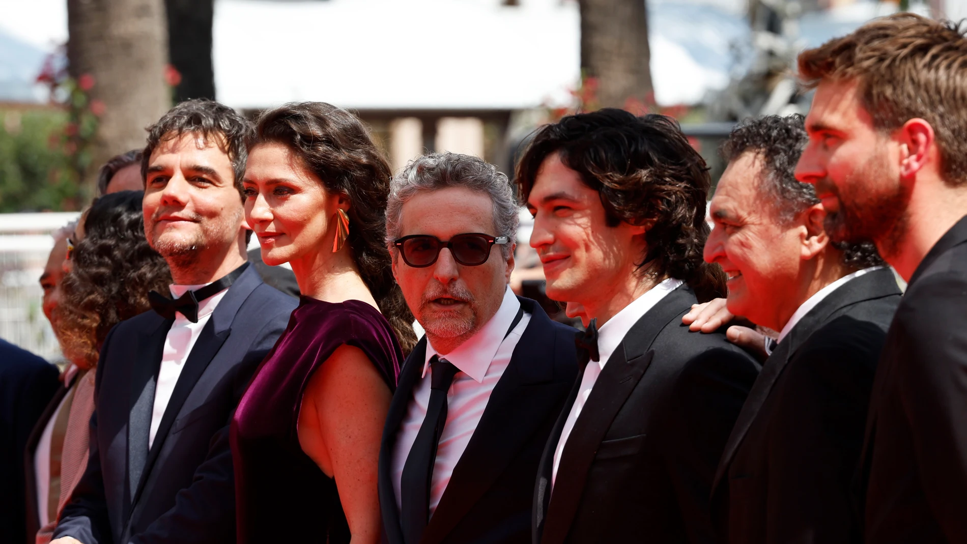 CANNES (France), 18/05/2025.- (L-R) Wagner Moura, Maria Fernanda Candido, director Kleber Mendonca Filho, Gabriel Leone, Roberio Diogenes, Erik Glijnis attend the premiere of 'O Agente Secreto (L’agent Secret/The Secret Agent)' during the 78th annual Cannes Film Festival, in Cannes, France, 18 May 2025. The film festival runs from 13 to 24 May 2025. (Cine, Francia) EFE/EPA/GUILLAUME HORCAJUELO