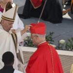 Robert Prevost recibe la birreta cardenalicia de manos del Papa Francisco en 2023