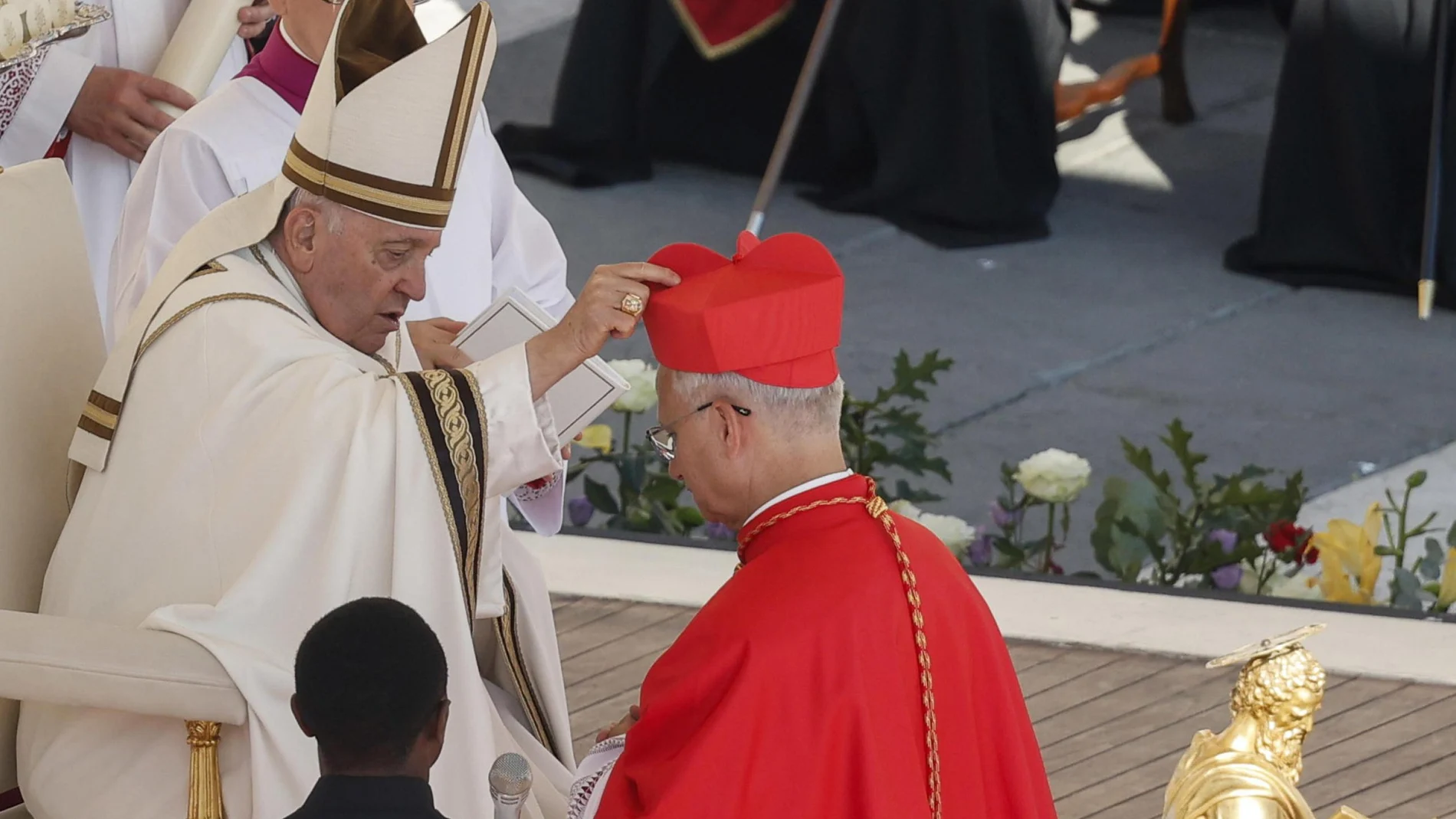 Robert Prevost recibe la birreta cardenalicia de manos del Papa Francisco en 2023