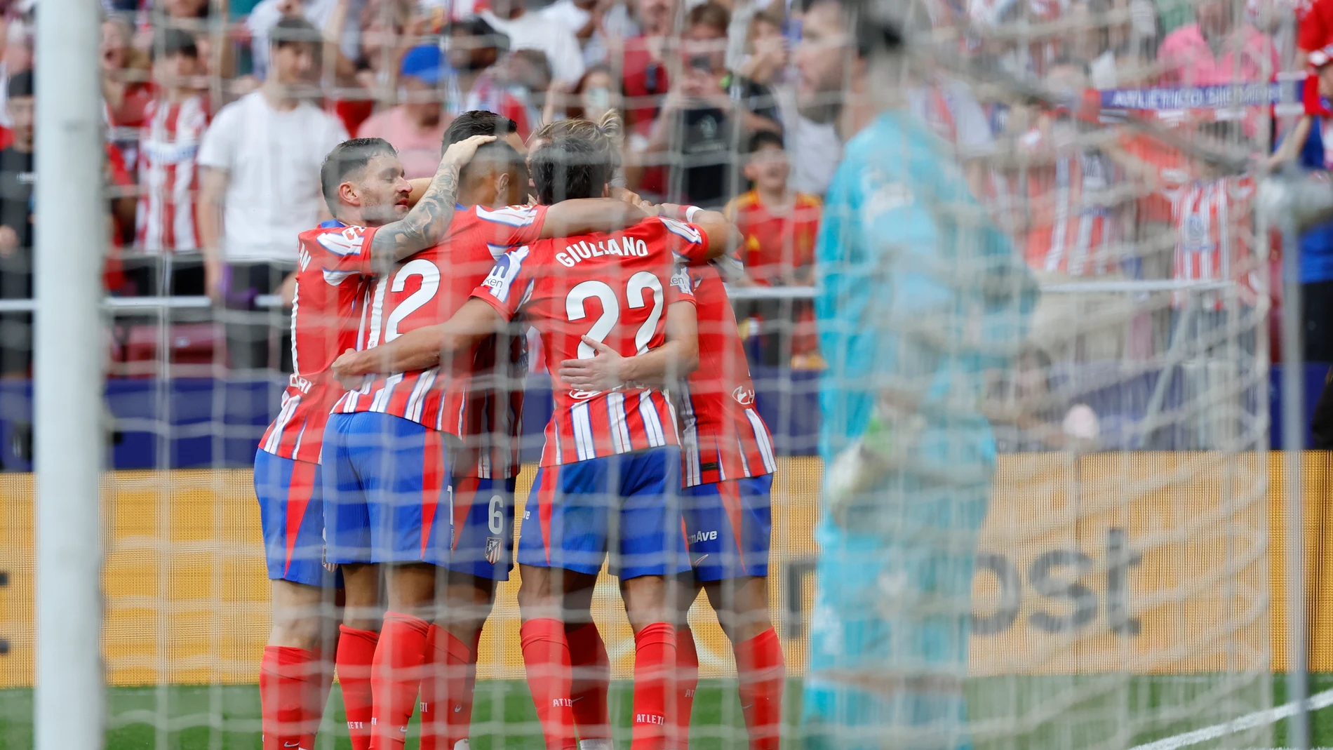 MADRID, 18/05/2025.- Jugadores del Atlético de Madrid celebran el tercer gol del equipo marcado por Julián Álvarez durante el partido de la jornada 37 de LaLiga entre el Atlético de Madrid y el Real Betis, este domingo en el estadio Metropolitano, en Madrid. EFE/ Mariscal