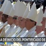 Pantallazos de distintos medios de comunicación durante la misa del inicio del pontificado de el papa León XIV en la plaza de San Pedro en el Vaticano.