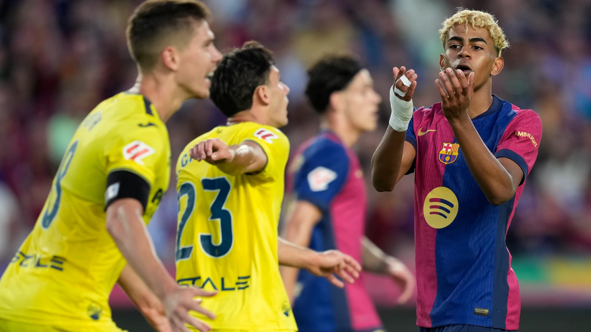 BARCELONA, 18/05/2025.- El delantero del FC Barcelona Lamine Yamal (d) durante el encuentro de la jornada 37 de LaLiga entre FC Barcelona y Villarreal CF disputado este domingo en el Estadio Olímpico de Montjuic. EFE/ Enric Fontcuberta