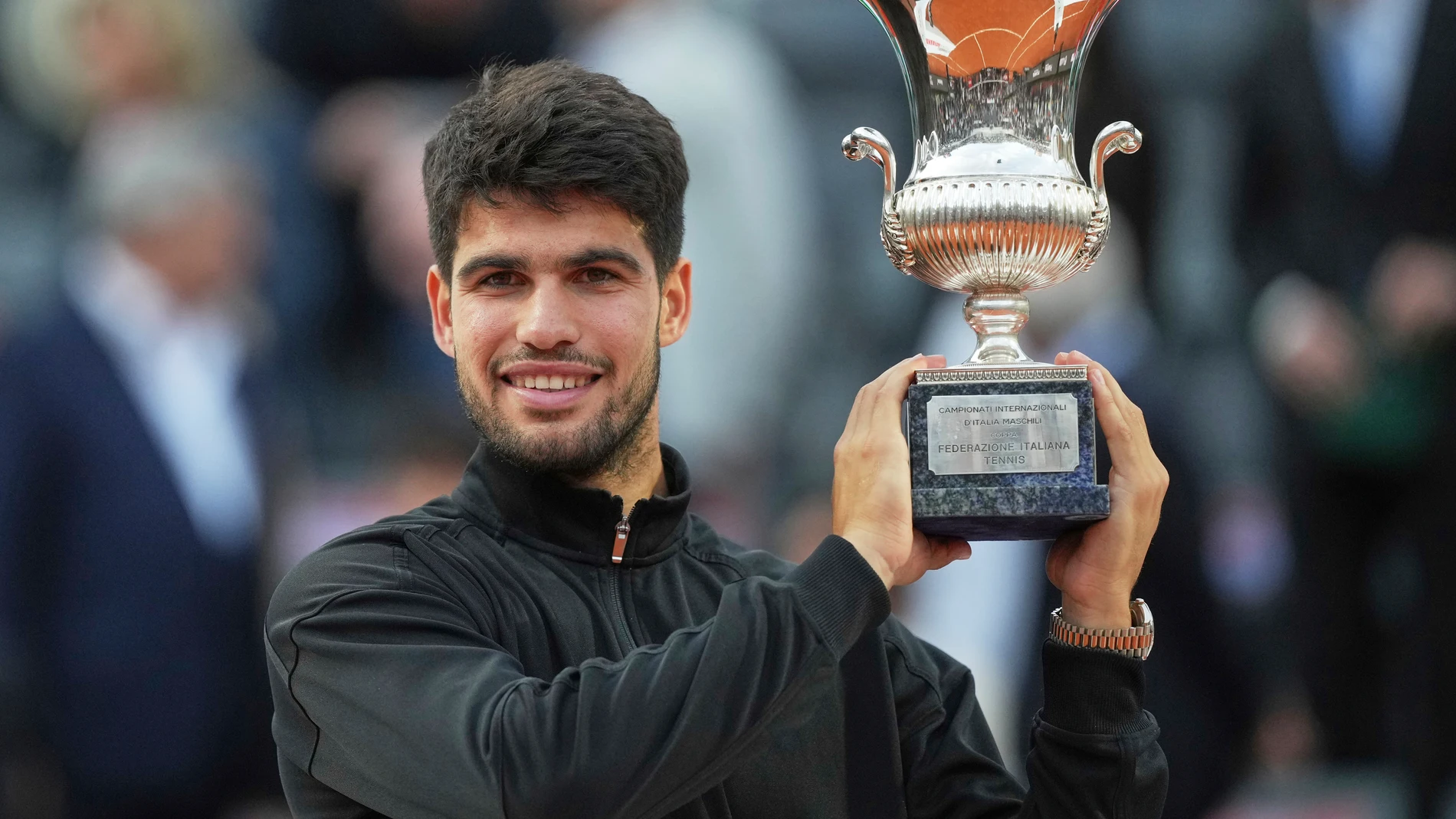 Carlos Alcaraz of Spain, holds the trophy after winning the Italian Open tennis tournament at the Foro Italico in Rome, Sunday, May 18, 2025. (AP Photo/Alessandra Tarantino)