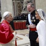 Los Reyes Felipe VI y Letizia saludan al Papa León XIV tras la misa de inicio de su pontificado, el 18 de mayo de 2025.